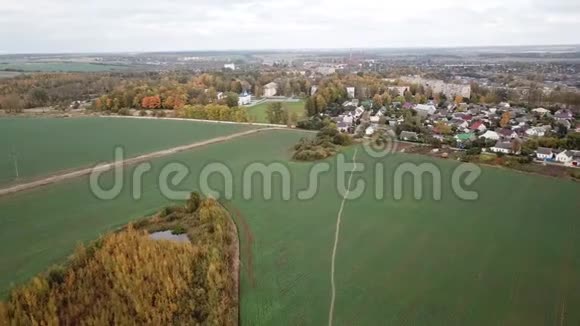 维捷布斯克郊区的秋景视频的预览图