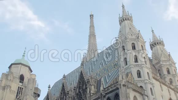 奥地利维也纳2018年5月哥特式圣斯蒂芬大教堂建筑垂直全景视频的预览图