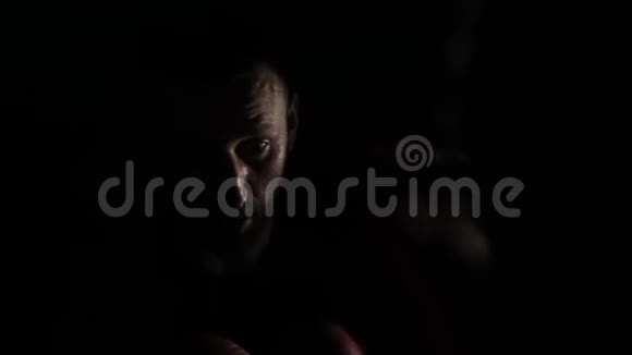 一种汗流浃背疲惫的运动员拳击一个拳击手特写镜头黑暗视频的预览图