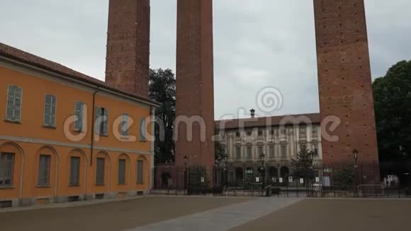 从意大利帕维亚的大学庭院中看到中世纪的塔楼视频的预览图