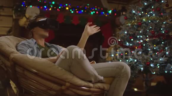 圣诞夜虚拟现实耳机里的年轻人视频的预览图