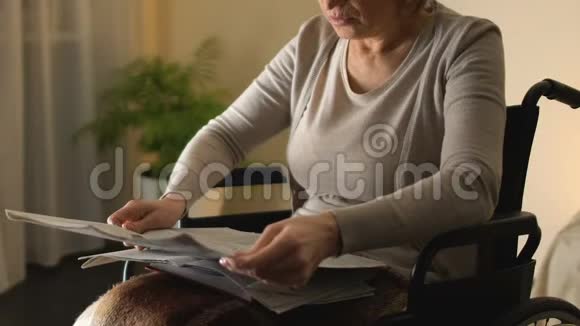 轮椅智能女性阅读报纸老年休闲空闲时间视频的预览图