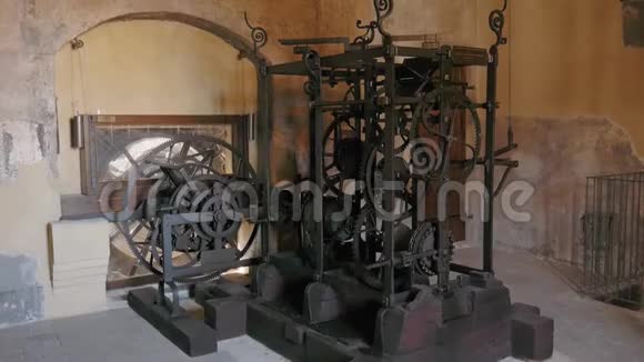 在曼图亚的钟楼内有古老的齿轮和钟表视频的预览图