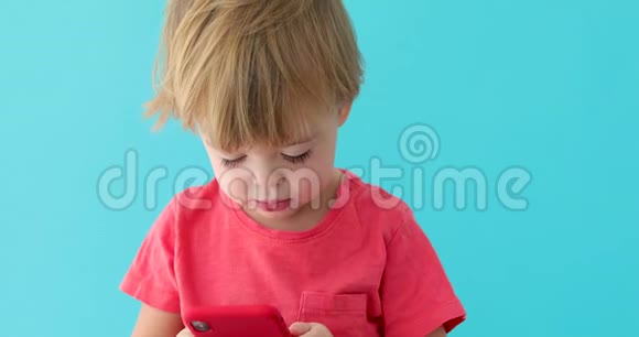 儿童敲击手机屏幕对现代技术感兴趣视频的预览图