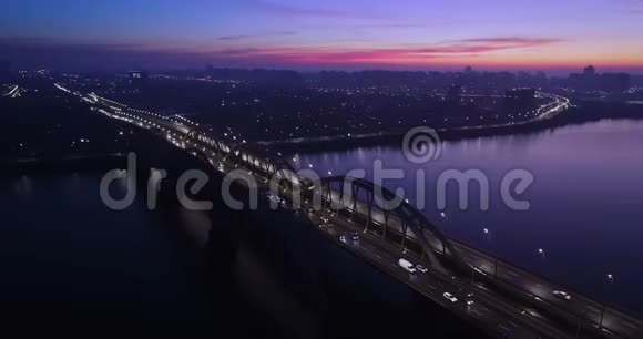 4K视频城市的黎明参观了桥车的移动视频的预览图