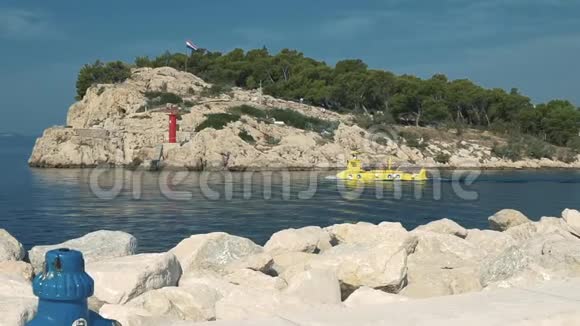 克罗地亚马卡斯卡小黄潜水艇载游客潜水视频的预览图