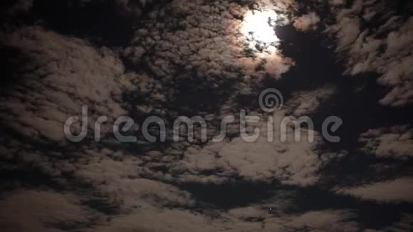 时间推移美丽的卷毛云飘过天空视频的预览图