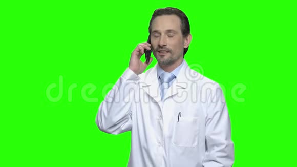 成熟的医生有电话交谈视频的预览图