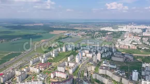 明斯克贝拉鲁斯五月2019年空中无人机拍摄的城市郊区上面有块块和睡房视频的预览图