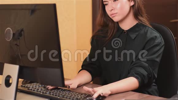 可爱的女士在办公室的电脑工作一个穿着黑色衣服的黑钉女孩正在黑色键盘上打字视频的预览图