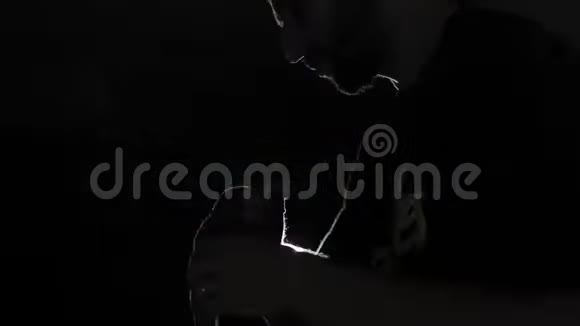 一个强壮的拳击手准备战斗的特写镜头男人用红色绷带缠着他的手视频的预览图