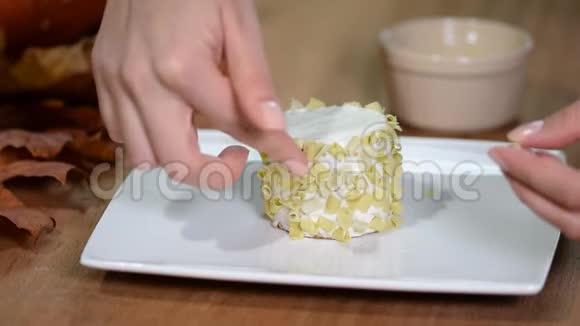 糕点厨师用绿色巧克力装饰一个小蛋糕视频的预览图