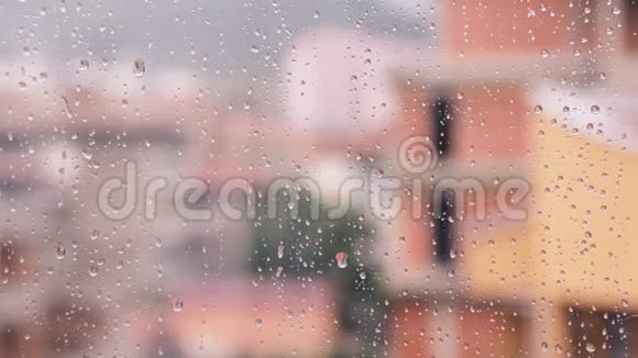 带雨滴的窗户视频的预览图
