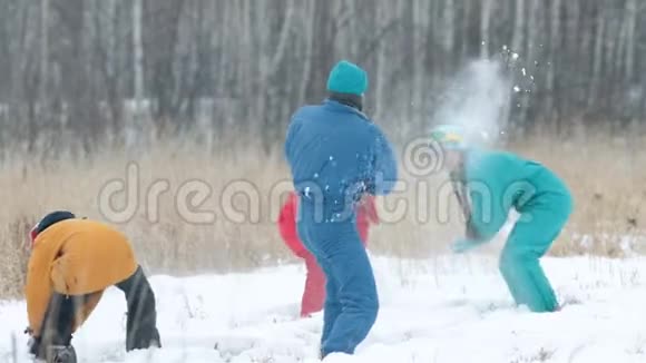 森林里的冬天一家人穿着五颜六色的羽绒服玩雪球慢动作视频的预览图