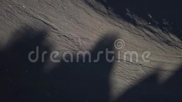 从高空射出黑色大地上群山的影子视频的预览图