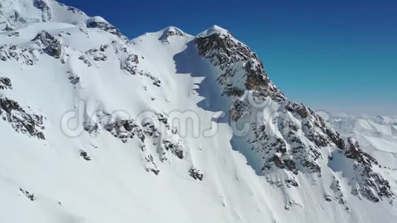 惊人的空中镜头4k一个人攀登一座大山视频的预览图