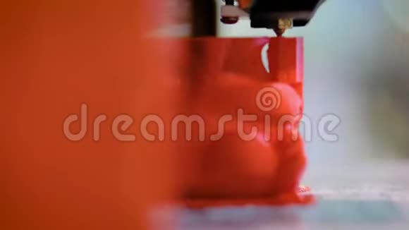 三维印刷机打印红色玩具龙物理三维模型视频的预览图