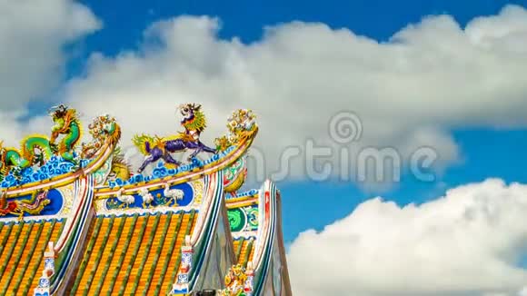 中国风格的屋顶龙像和中国艺术的狮子视频的预览图