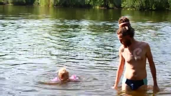 爸爸教幼儿游泳父亲关怀理念视频的预览图