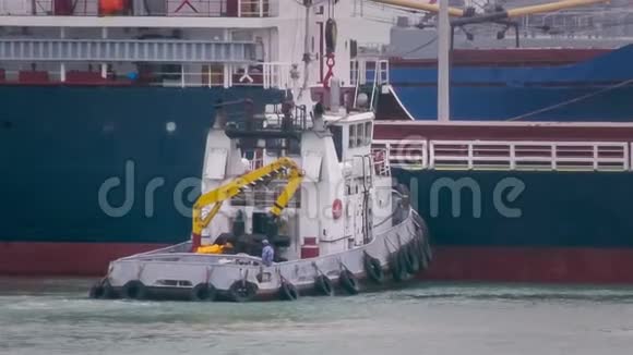 拖轮协助船舶进行系泊作业视频的预览图