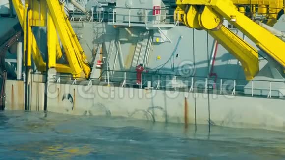 在特殊用途海上船只上工作的船员视频的预览图