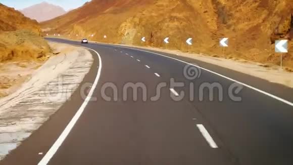 现代的双车道废弃公路道路石头和沙子视频的预览图