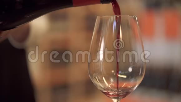 慢慢地把红酒倒进酒杯里女人的手把酒倒进酒杯里视频的预览图