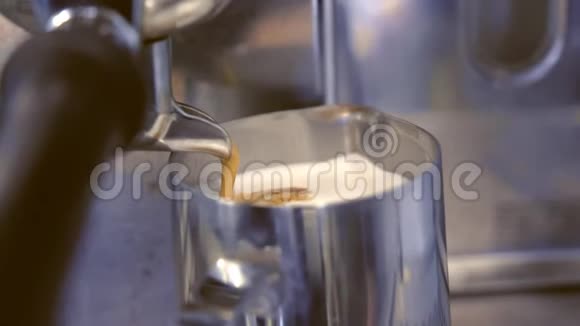 用咖啡机用牛奶和奶油煮咖啡视频的预览图