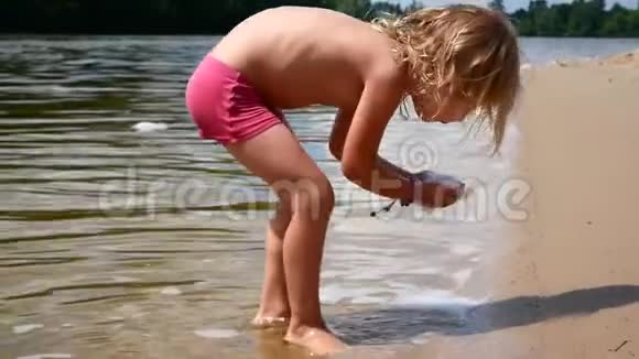 缓慢运动的海浪冲刷儿童脚视频的预览图