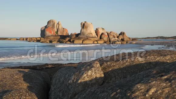 澳大利亚塔斯马尼亚野餐岩石的近景视频的预览图