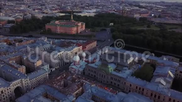 俄罗斯圣彼得堡的鸟瞰图老中心城市高景夏日黄昏视频的预览图