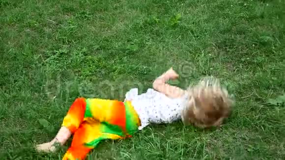 躺在草地上的女孩情感微笑视频的预览图