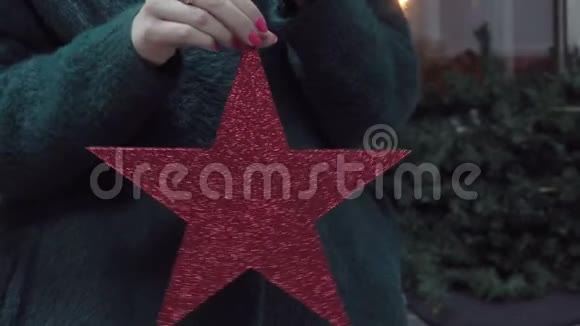 手持圣诞红星饰品视频的预览图