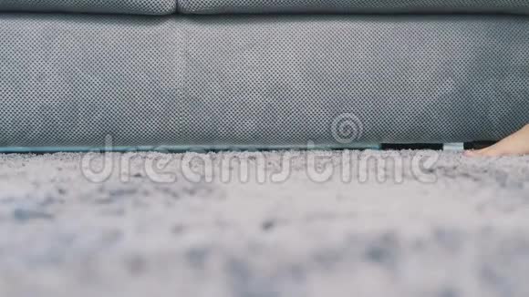 女人腿走在地板上的灰色地毯上上面铺着蓬松的地毯现代风格视频的预览图