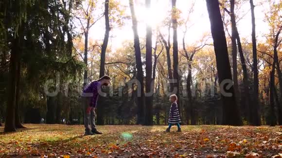 爸爸和女儿正在秋天的森林里玩耍准备和演奏视频的预览图