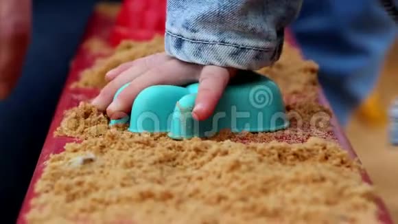 幼儿手玩沙子视频的预览图