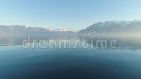 日内瓦湖和山脉瑞士阿尔卑斯山瑞士鸟瞰图视频的预览图