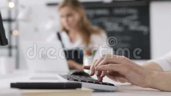 现代办公电脑键盘的商务人员打字工作启动计划视频的预览图