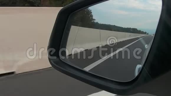 从高速公路上的汽车后视镜视频的预览图