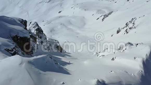 一座有许多美丽的新鲜雪的大山空中拍摄的4k片视频的预览图