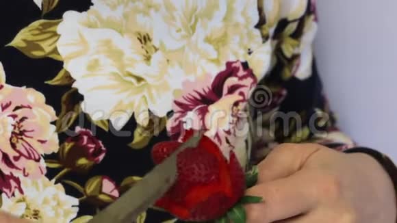 女人用草莓做玫瑰草莓穿在棍子上女人用刀切花瓣它纠正了视频的预览图