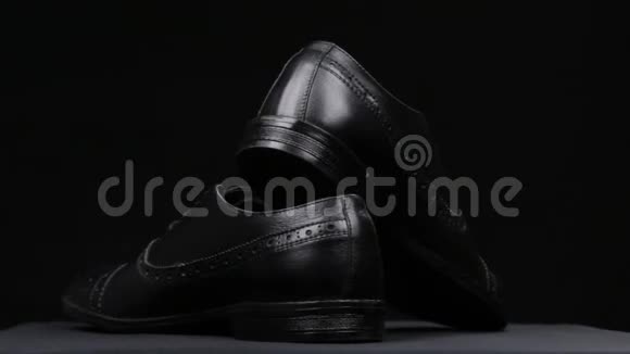 在黑色背景上旋转一双经典鞋子视频的预览图