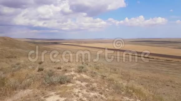 蓝天背景下的草原和丘陵景观视频的预览图