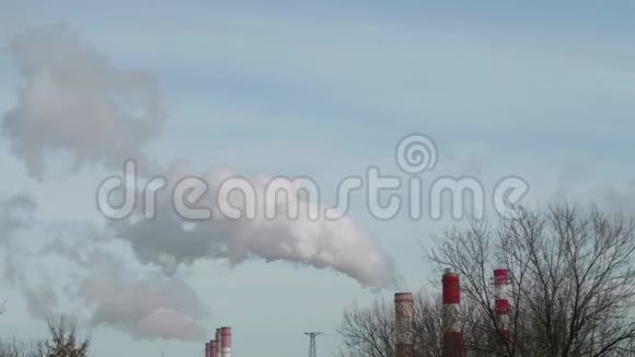 莫斯科中央供热厂烟囱冒出的烟雾背景是蓝蓝的天空视频的预览图