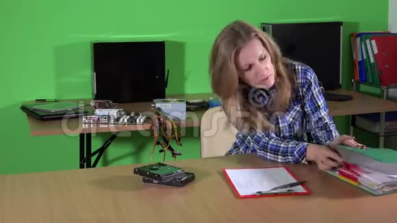 女电脑专家给西装男修复片视频的预览图