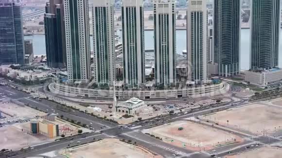 空中无人机俯瞰城市天际线著名的塔楼和摩天大楼AlReem岛阿布扎比码头广场和清真寺视频的预览图