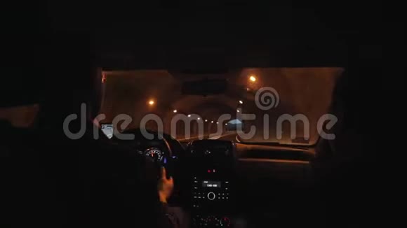 一对夫妇晚上乘汽车旅行汽车穿过隧道驶上蜿蜒的山路回去视频的预览图