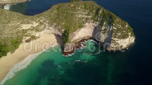 在印度尼西亚巴厘岛的努沙佩尼达岛用无人机在热带天堂白沙滩和岩石悬崖上进行惊人的空中拉力视频的预览图