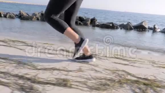 慢动作妇女沿着海岸慢跑视频的预览图