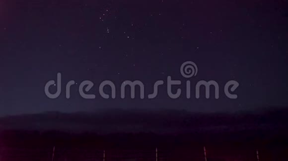 在山里的黑夜闪烁的星星视频的预览图